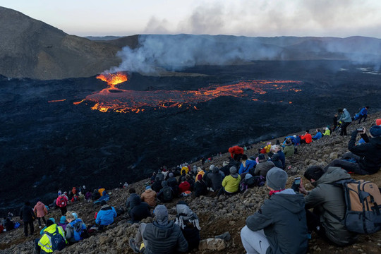 Vì sao hoạt động núi lửa ở Iceland không quá nguy hiểm với du khách?