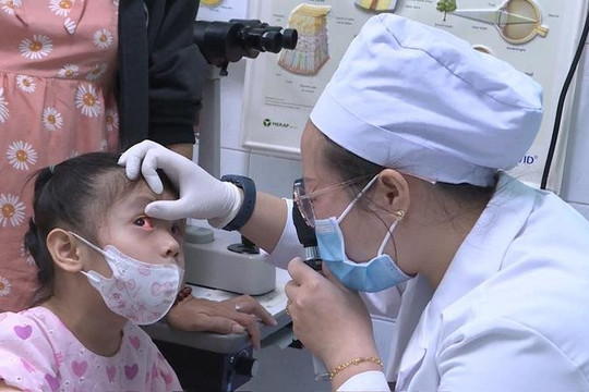 Ung thư mắt ở trẻ: 70% không thể giữ lại mắt nếu điều trị muộn