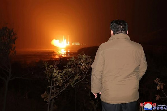 Nhà lãnh đạo Triều Tiên xem ảnh chụp vệ tinh trinh sát gửi về
