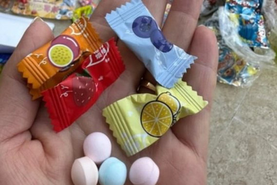 An Giang: 15 học sinh nhập viện sau khi ăn kẹo 'lạ'