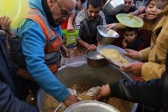 Cư dân Dải Gaza đào tìm thức ăn dưới đống đổ nát