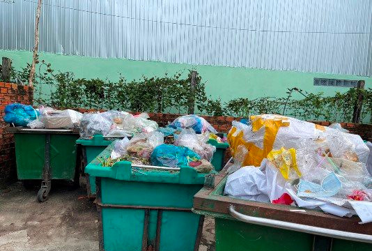 Cà Mau: Dân bức xúc vì bãi tập kết rác trong khu dân cư bốc mùi hôi thối