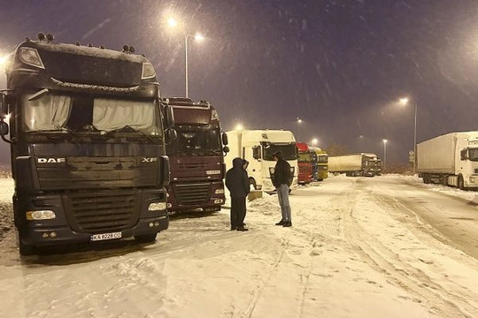 Hàng cung cấp cho quân đội Ukraine bị kẹt tại biên giới Ba Lan