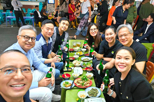 CEO Nvidia đến Việt Nam: Dạo chơi phố cổ, giao lưu với các game thủ 