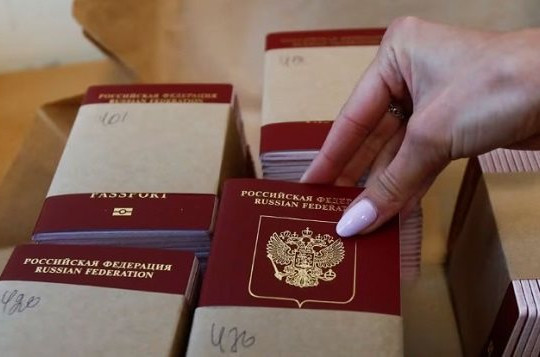 Người Nga bị cấm ra nước ngoài phải giao nộp hộ chiếu