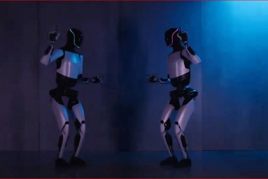 Tesla khoe robot hình người Optimus Gen 2 nhảy nhạc điện tử, squat trong phòng gym