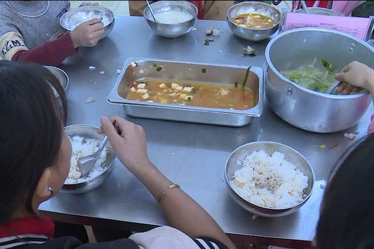 Bộ GD-ĐT đề nghị làm rõ, xử nghiêm vụ 11 học sinh chia nhau 2 gói mì ăn sáng