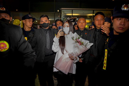 Hyomin (T-ara) đến sân bay Nội Bài, fans vây kín lối đi