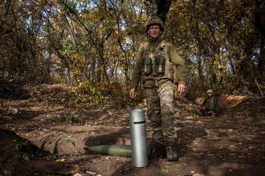 Viện trợ của phương Tây bị đình trệ, quân đội Ukraine cạn kiệt đạn pháo