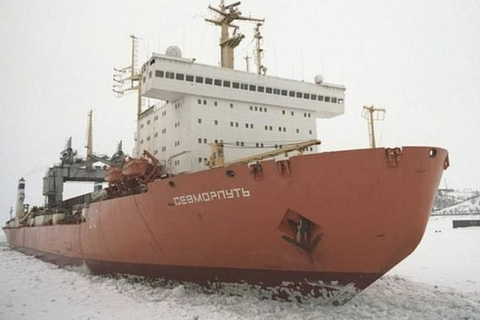 Tàu vận tải phá băng hạt nhân Nga bị cháy