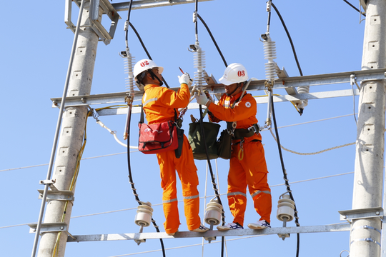 Thủ tướng yêu cầu đẩy nhanh triển khai các dự án cấp bách về điện