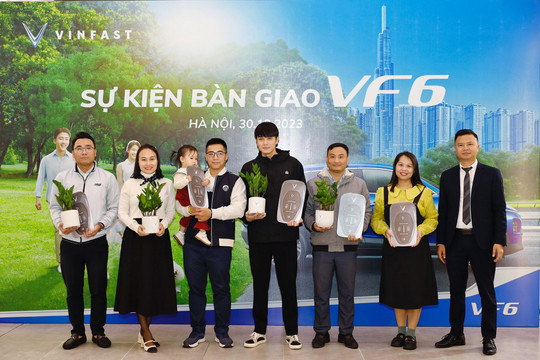 VinFast bàn giao lô xe VF 6 đầu tiên cho khách hàng
