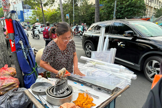 Hoài niệm về nghề ép nhựa thủ công giữa Sài Gòn 