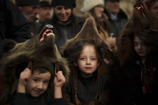 Độc đáo lễ hội ‘múa gấu’ đón năm mới tại Romania
