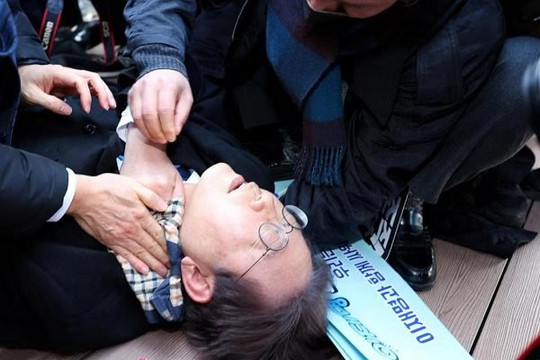 Lãnh đạo đảng đối lập Hàn Quốc bị đâm khi đến Busan