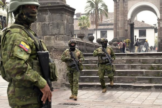 Ecuador hỗn loạn, Tổng thống ban bố tình trạng khẩn cấp