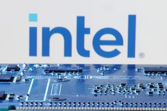 Intel thách thức Qualcomm, Nvidia bằng chip AI dùng cho ô tô