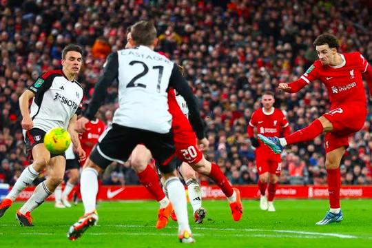 Lội ngược dòng, Liverpool đặt một chân vào chung kết tại Wembley