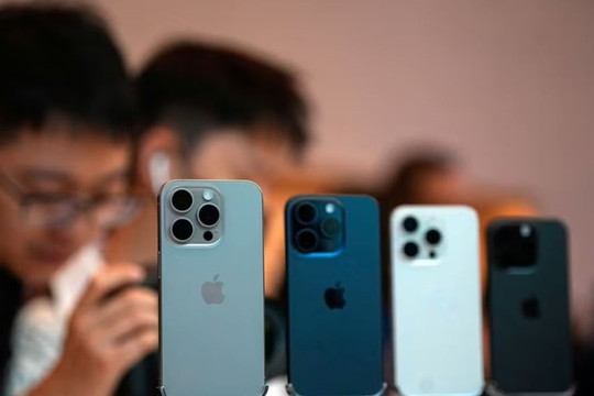 Apple thực hiện đợt giảm giá dòng iPhone 15 hiếm thấy ở Trung Quốc khi cạnh tranh ngày càng gay gắt
