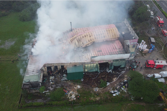 Hà Tĩnh: Cháy lớn tại công ty gỗ lúc rạng sáng