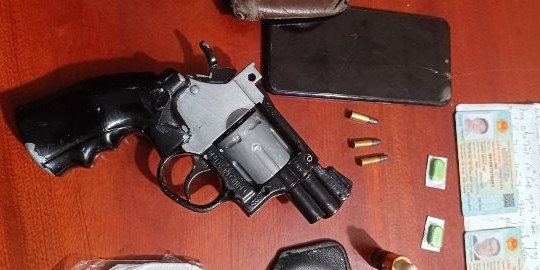 Kiên Giang: Bắt giữ 2 thanh niên thủ súng 'đi dạo đêm khuya'