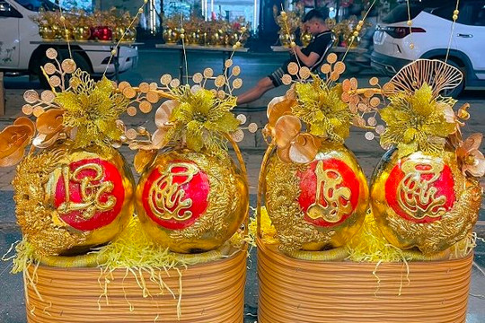 Độc đáo dừa dát vàng thu hút thị trường tết