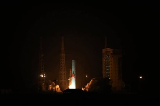 Iran phóng thành công 3 vệ tinh lên vũ trụ