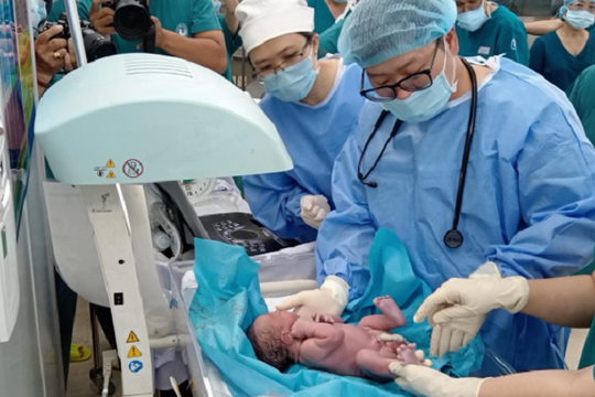 Một bé trai khỏi bệnh tim bẩm sinh nhờ được thông tim bào thai khi còn trong bụng mẹ