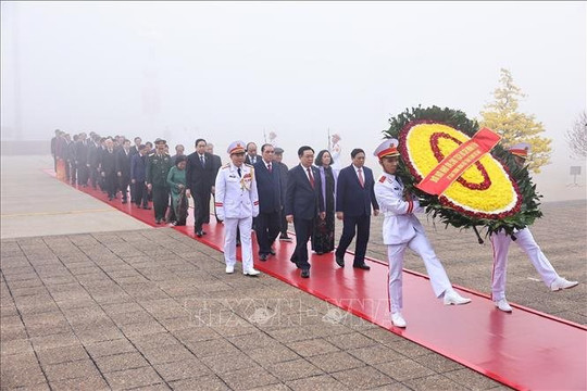 Lãnh đạo Đảng, Nhà nước đặt vòng hoa và vào lăng viếng Chủ tịch Hồ Chí Minh