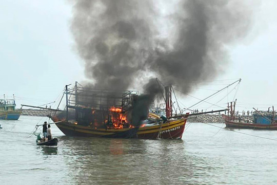 Hà Tĩnh: Tàu cá bốc cháy dữ dội khi đang neo đậu