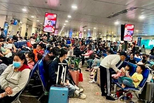 Sân bay Nội Bài, Tân Sơn Nhất đông nghẹt người về quê ăn Tết