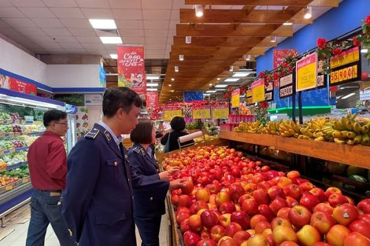 Hà Nội: Hàng tết dồi dào, người dân tăng cường mua sắm