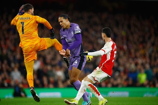 Sai lầm khiến Liverpool thua Arsenal, Man City hưởng lợi