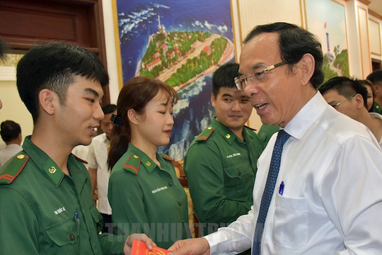 Bí thư Thành ủy TP.HCM Nguyễn Văn Nên thăm, động viên các đơn vị trực đêm giao thừa