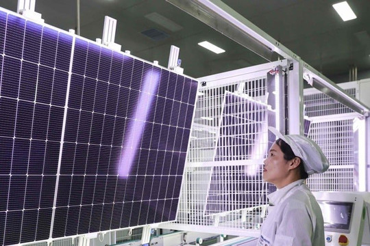 Pin mặt trời silicon mỏng nhất thế giới, có thể uốn cong
