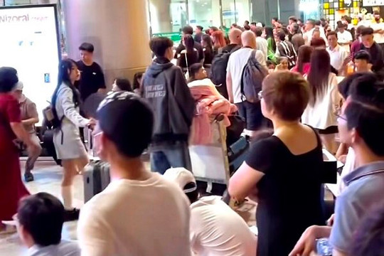 Mùng 2 Tết: Lượng khách đổ về sân bay Tân Sơn Nhất tăng mạnh