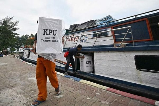 Bầu cử ở Indonesia: Gian nan công tác đưa thùng phiếu đến vùng sâu, vùng xa