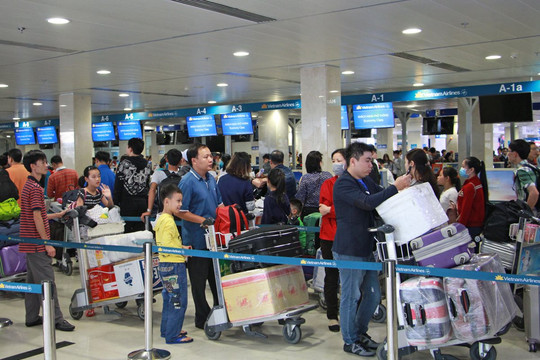 Sân bay Tân Sơn Nhất 'lập đỉnh' về lượng khách dịp Tết Giáp Thìn