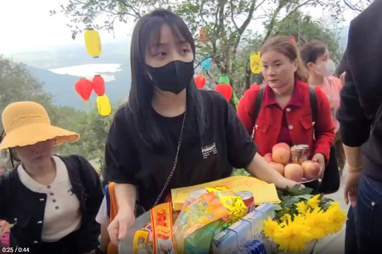 Hà Tĩnh: Du khách nô nức về khai hội chùa Hương Tích