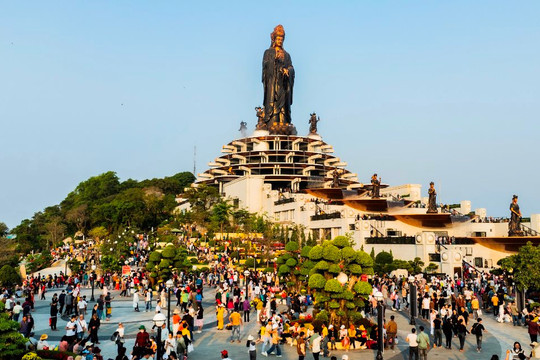 Tháng giêng, du khách nô nức đổ về Tây Ninh dự loạt lễ hội lớn tại núi Bà Đen và Tòa Thánh