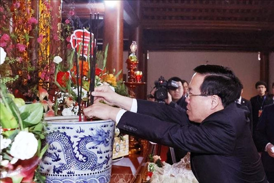 Chủ tịch nước dâng hương, dự lễ khai bút đầu xuân tại khu lưu niệm danh nhân Nguyễn Trãi