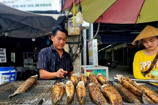 Các tiệm cá lóc nướng ở An Giang ‘ngóng' khách ngày vía Thần Tài