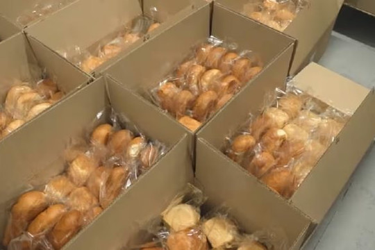 Người dân Ukraine gây quỹ, quyên góp thực phẩm cho binh sĩ