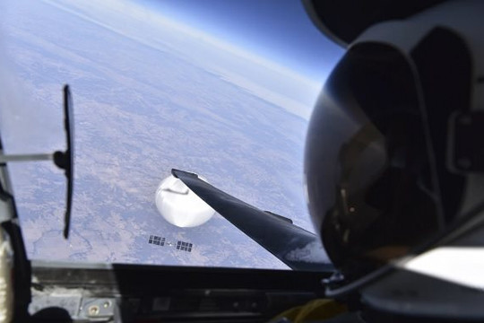 Mỹ phát hiện khí cầu lạ bay qua không phận
