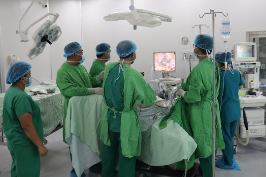 Bệnh viện Quân y 120 phẫu thuật cắt tử cung bằng phương pháp nội soi