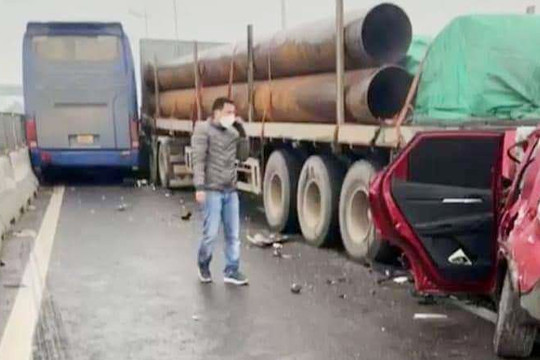 Tai nạn trên cao tốc Nghi Sơn - Diễn Châu khiến 3 ô tô hỏng nặng