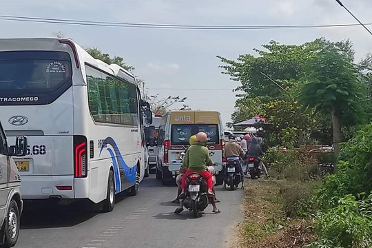 Sóc Trăng: Kẹt xe kéo dài bởi xe chở khách đi chùa