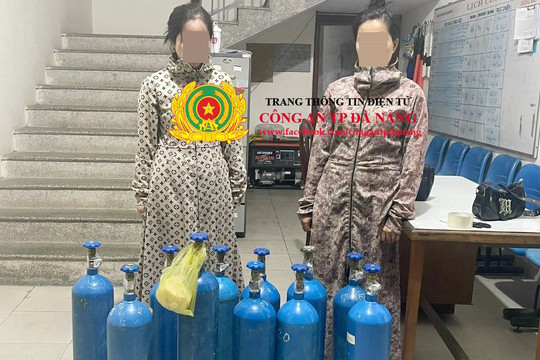Đà Nẵng: Tạm giữ 2 phụ nữ tàng trữ hàng chục bình khí và bóng cười