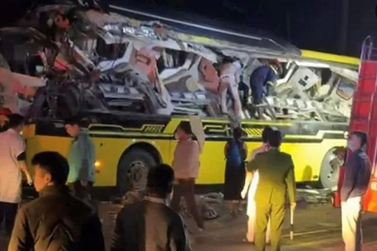 Tai nạn giữa container và xe khách giường nằm khiến 5 người thiệt mạng