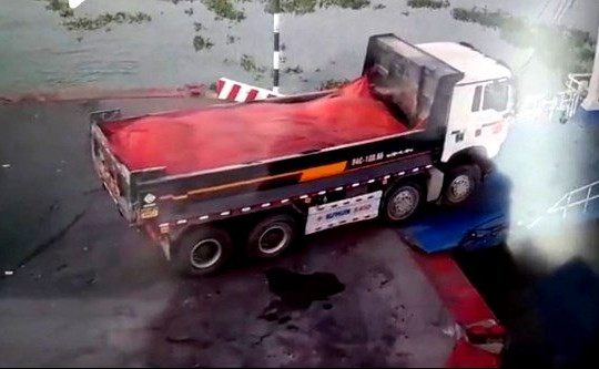 Đồng Tháp: Xe tải chở bê tông bất ngờ bị rơi sông khi đang xuống phà